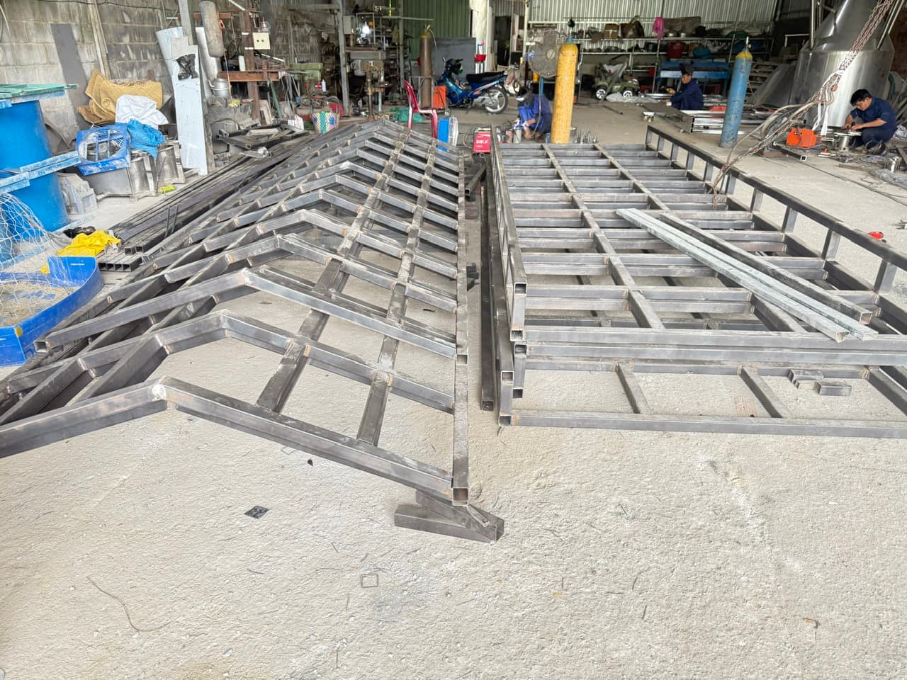 Khu vực xưởng gia công cơ khí với kết cấu thiết bị