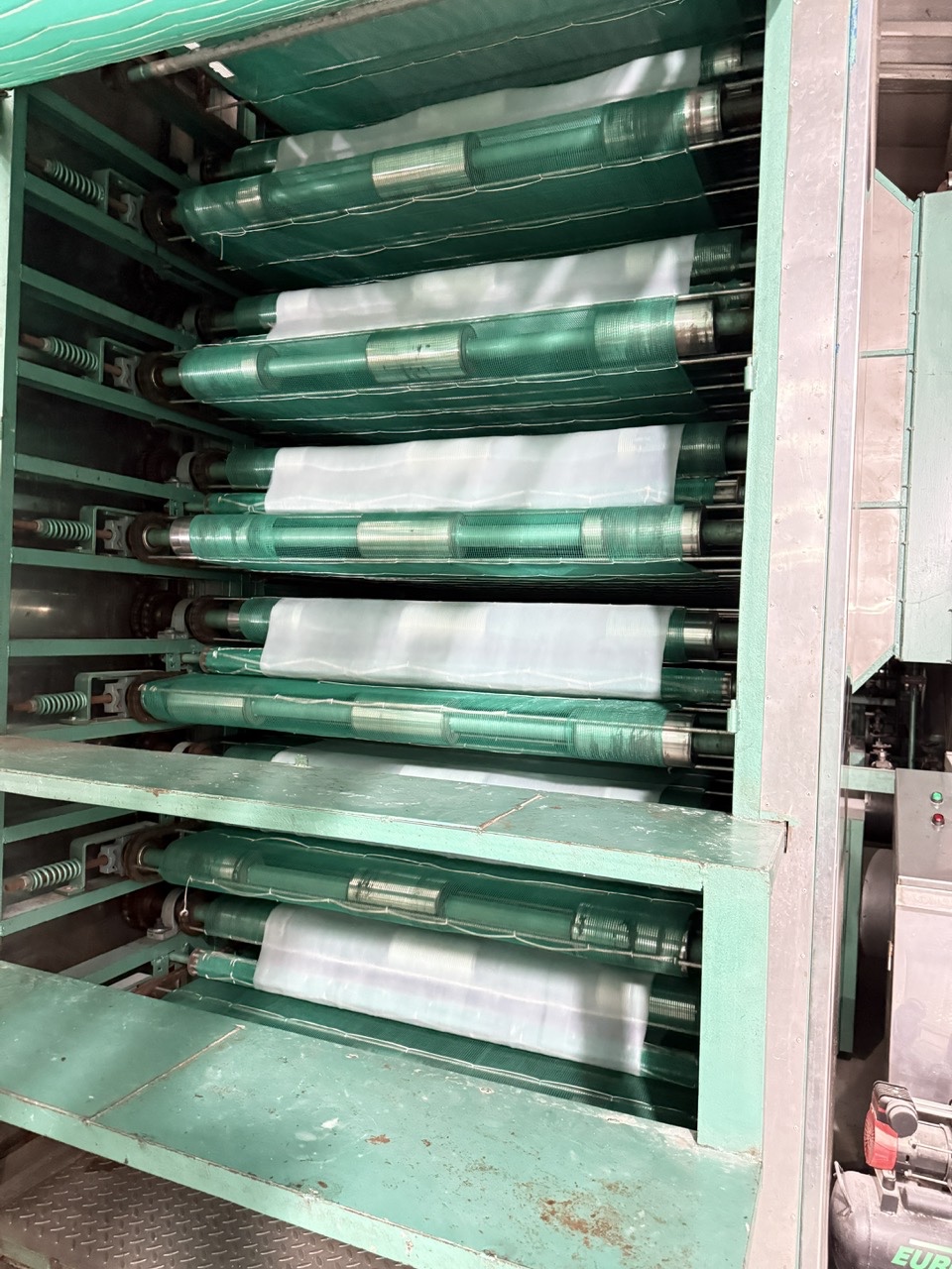 Không gian dây chuyền thiết bị trong xưởng thực phẩm